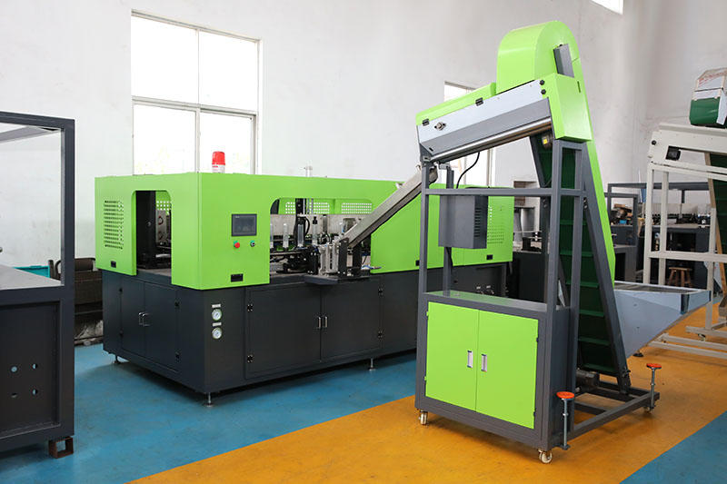 What are the characteristics of the medium and high speed cutting of blow molding machine